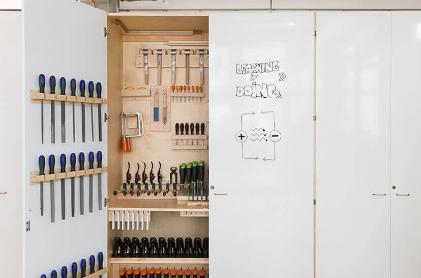 armoire de bureau avec porte pour tableau blanc