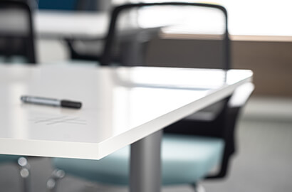 armoire de bureau avec porte pour tableau blanc