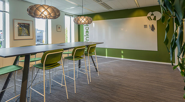 maatwerk whiteboard chameleon hangt aan de wand bij klant Royal Cosun