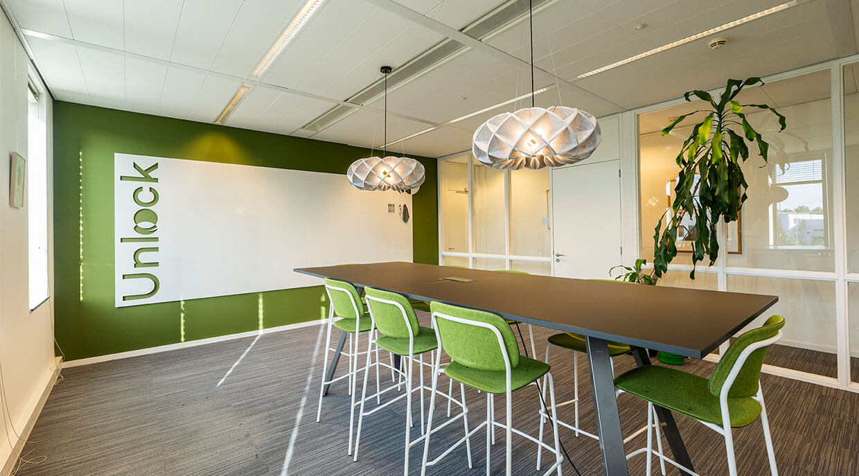 Le Chameleon du tableau blanc personnalisé est accroché au mur chez le client Royal Cosun