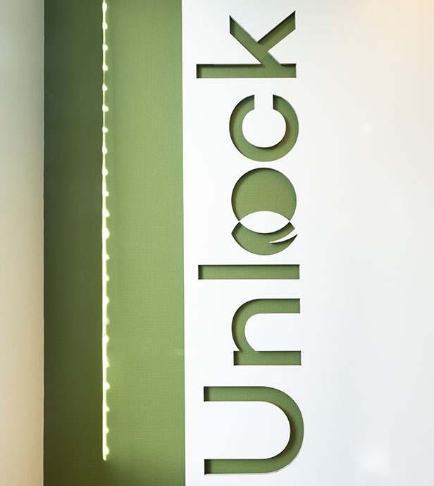 Le Chameleon du tableau blanc personnalisé est accroché au mur chez le client Royal Cosun