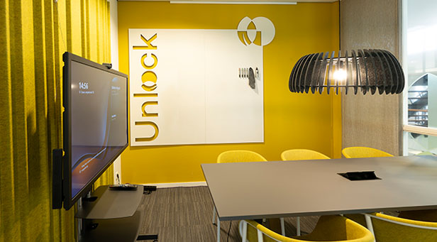 Maßgeschneiderte Whiteboards, Chameleon hängt beim Kunden Royal Cosun an der Wand