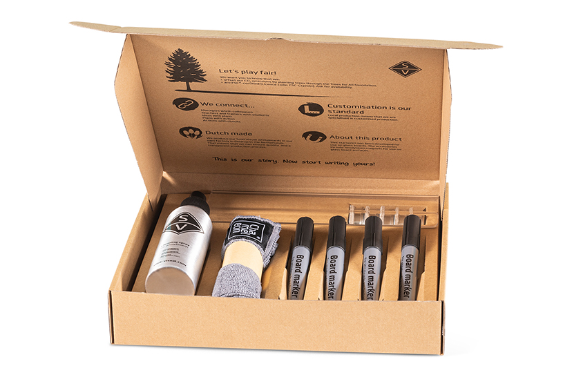 Une image d'un ensemble d'accessoires pour tableaux en verre, comprenant des marqueurs, une chiffonnette, un spray nettoyant, des aimants et un bac de rangement