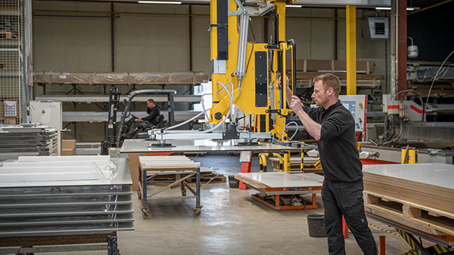 Groot denken, groots produceren! Bij Chameleon maken we moeiteloos grote whiteboards dankzij een ergonomische lift. Ontdek maatwerk zonder beperkingen.
