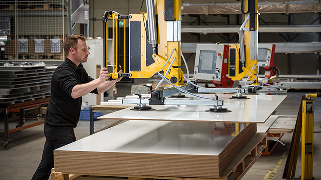 Groß denken, groß produzieren! Bei Chameleon fertigen wir mühelos große Whiteboards dank eines ergonomischen Lifts. Entdecken Sie maßgeschneiderte Lösungen ohne Grenzen