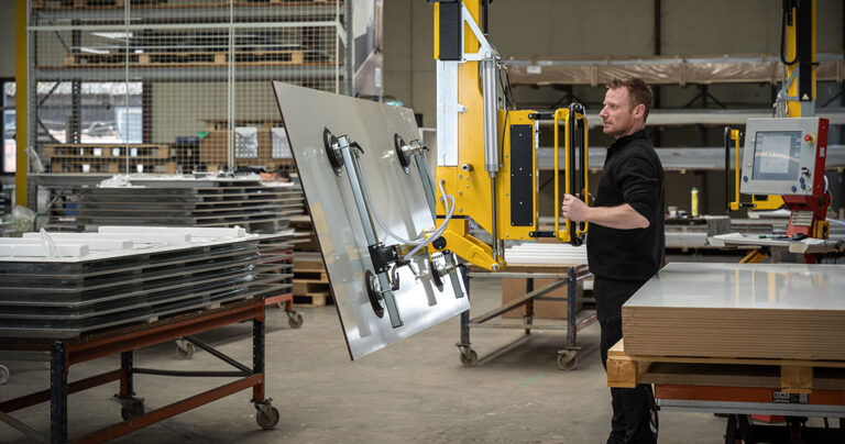 Think big, produce bigger! At Chameleon, we effortlessly create large whiteboards thanks to an ergonomic lift. Discover custom solutions without limits.