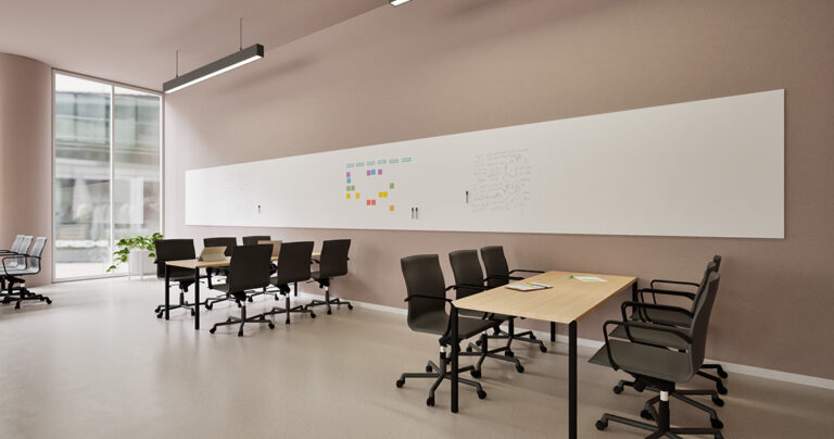 Leerlingen schrijven op een whiteboardwand in een modern klaslokaal, Chameleon whiteboardwand met akoestische panelen in een leerplein, Docent gebruikt wandvullend whiteboard bij interactieve les, Overzicht van een klas met whiteboardwand en rustige inrichting, Detail van ceramic steel schrijfoppervlak met leerlingentekening.