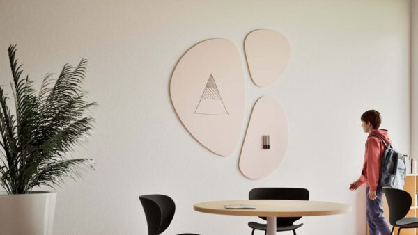 Leerlingen schrijven op een whiteboardwand in een modern klaslokaal, Chameleon whiteboardwand met akoestische panelen in een leerplein, Docent gebruikt wandvullend whiteboard bij interactieve les, Overzicht van een klas met whiteboardwand en rustige inrichting, Detail van ceramic steel schrijfoppervlak met leerlingentekening.