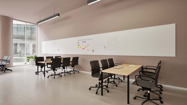 Leerlingen schrijven op een whiteboardwand in een modern klaslokaal, Chameleon whiteboardwand met akoestische panelen in een leerplein, Docent gebruikt wandvullend whiteboard bij interactieve les, Overzicht van een klas met whiteboardwand en rustige inrichting, Detail van ceramic steel schrijfoppervlak met leerlingentekening.