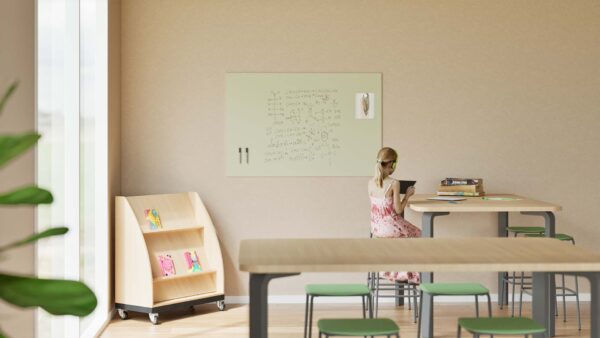 Leerlingen schrijven op een whiteboardwand in een modern klaslokaal, Chameleon whiteboardwand met akoestische panelen in een leerplein, Docent gebruikt wandvullend whiteboard bij interactieve les, Overzicht van een klas met whiteboardwand en rustige inrichting, Detail van ceramic steel schrijfoppervlak met leerlingentekening.
