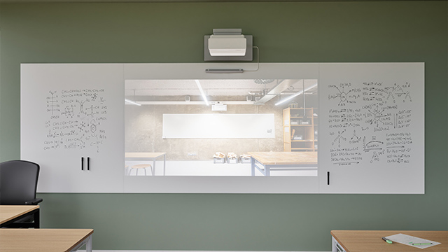 hybrid whiteboard, whiteboard met projectie, whiteboard wand met beamer, schrijfwand onderwijs, interactieve wand oplossing, whiteboard met touchscreen, projectiewand onderwijs, whiteboard en projectie combineren, schrijfwand kantoor, visuele wandoplossing, whiteboard met PET vilt combineren, Chameleon Hybrid Projection Wall, multifunctionele schrijfwand, whiteboard voor grote groepen, presentatiewand onderwijs, whiteboard met indirect licht, whiteboard zonder reflectie, maatwerk schrijfwand, whiteboard en samenwerking, whiteboard voor vergaderruimte