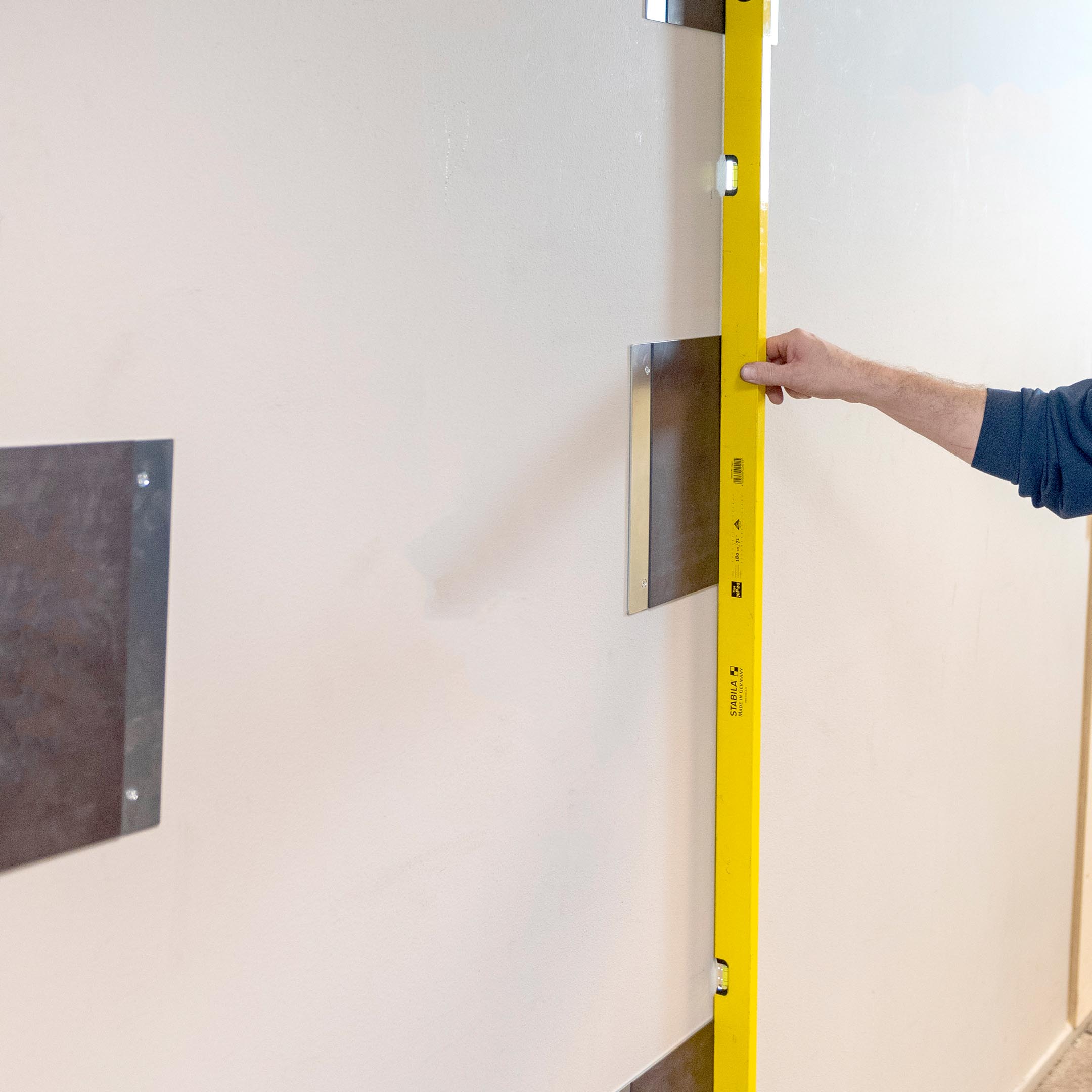 Chameleon whiteboards hang je op met magneten. Ontdek waarom dit systeem revolutionair is: strak, flexibel, herbruikbaar en volledig onzichtbaar gemonteerd.