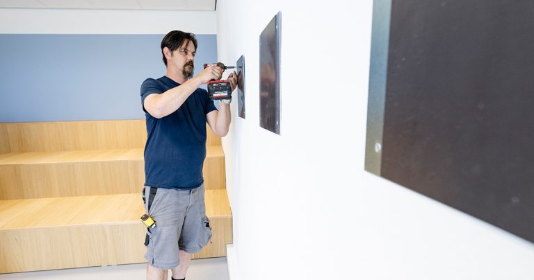 Chameleon whiteboards hang je op met magneten. Ontdek waarom dit systeem revolutionair is: strak, flexibel, herbruikbaar en volledig onzichtbaar gemonteerd.