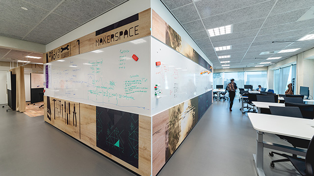 maatwerk whiteboard onderwijs, whiteboard op maat school, custom whiteboard klaslokaal, keramisch whiteboard onderwijs, gepersonaliseerd whiteboard lesruimte