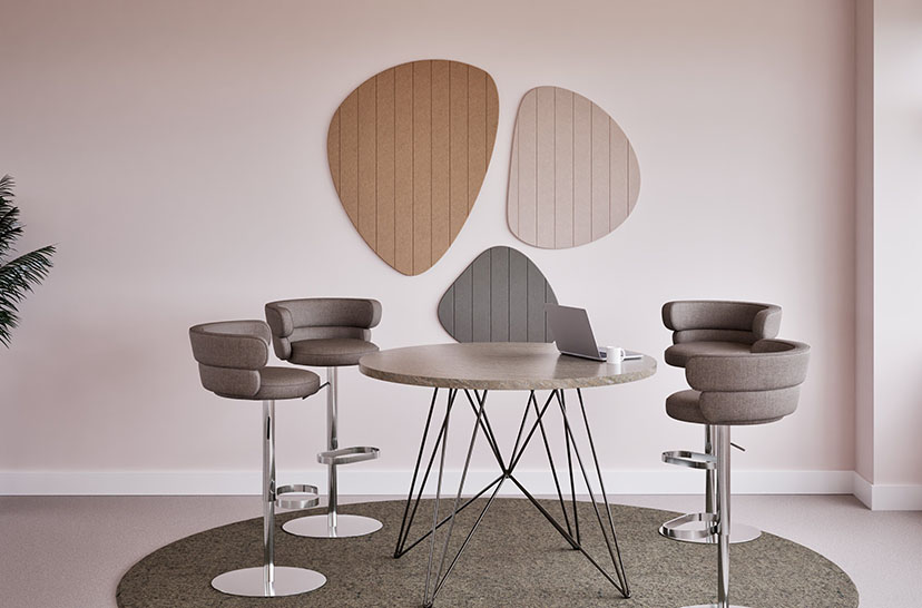 Un espace de bureau avec un Chameleon Pebbles Acoustics au mur