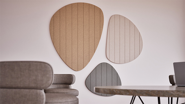 Un espace de bureau avec un Chameleon Pebbles Acoustics au mur